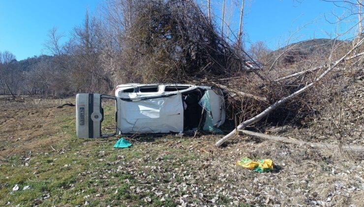 Bolu’da hafif ticari araç tarlaya savruldu: 2 yaralı