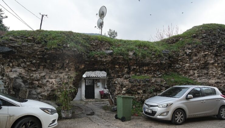 Bursa’da 2 bin yıllık tarihi surlara çanak anten diktiler