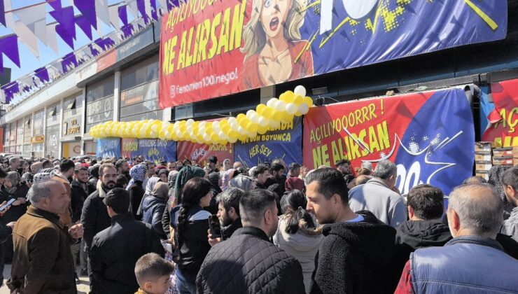 Bursa’da mağaza açılışında izdiham