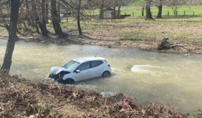 Bursa’da otomobil dereye uçtu 2 kişi yaralı