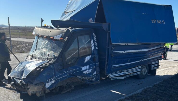 Çorum’da iki kamyonet çarpıştı: 3 yaralı