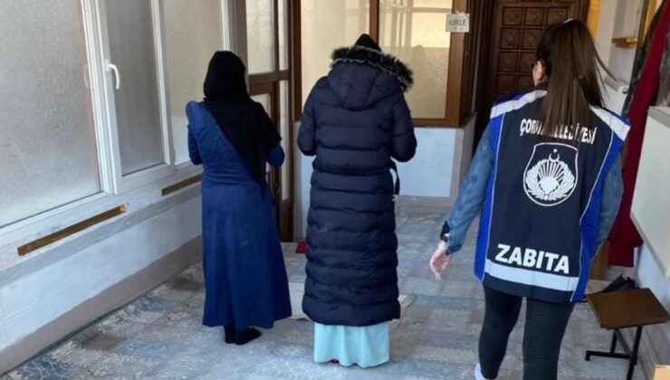 Çorum’da zabıtayı gören dilenciler, camide namaza durdu