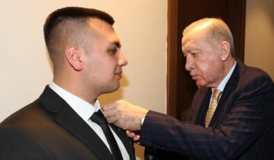 Cumhurbaşkanı Erdoğan, Burdurlu adaşına AK Parti rozetini taktı