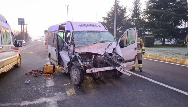 Düzce’de minibüs tıra arkadan çarptı, hurdaya döndü