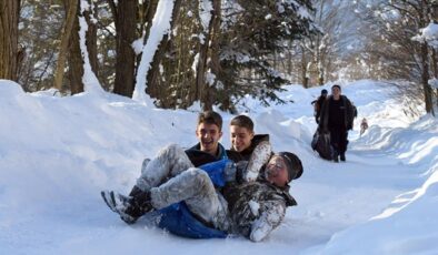 Düzce’de muhtarın kızak pistini çocuklar beğendi