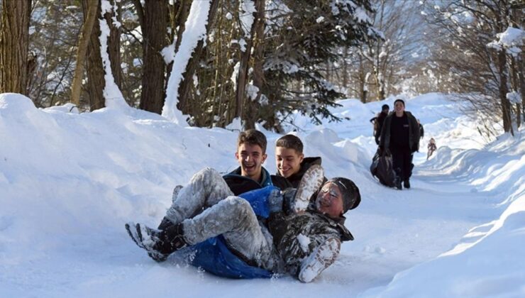 Düzce’de muhtarın kızak pistini çocuklar beğendi