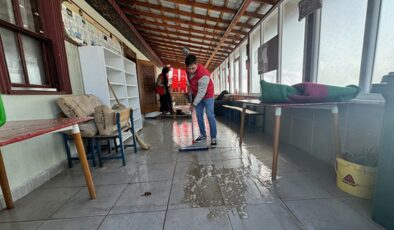 Düzceli gençler, tarihi camileri Ramazan’a hazırladı