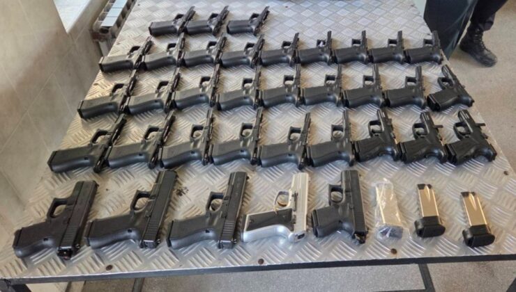 Edirne’de Hollanda’ya giden araçta suikast tabancaları ele geçirildi