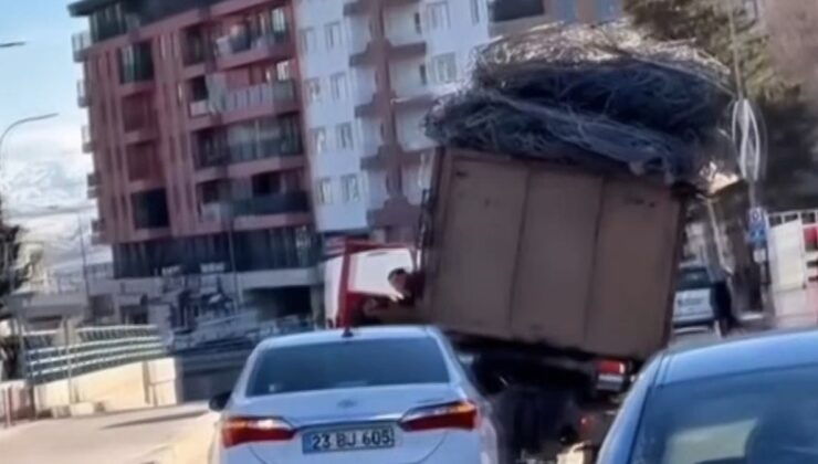 Elazığ’da hurda yüklü kamyonetin tehlikeli yolculuğu
