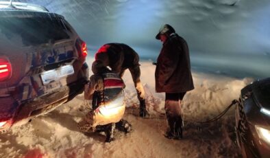 Erzurum’da kar esareti: Mahsur kalan sürücüyü jandarma kurtardı