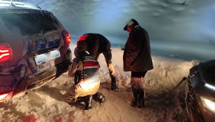 Erzurum’da kar esareti: Mahsur kalan sürücüyü jandarma kurtardı