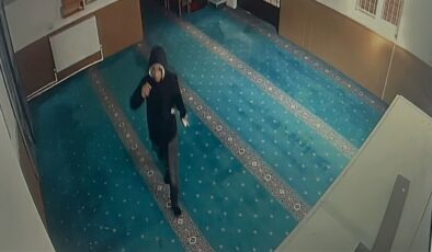 Eskişehir’de camide mevlitten kalan ikramı yiyip para çaldı