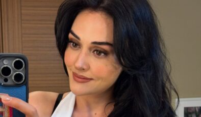 Esra Bilgiç beyaz takım giydi! Pozlarıyla takipçilerini mest etti