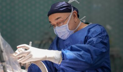 Guinness rekortmeni cerrah, 2000’inci ameliyatıyla parkinsona umut oldu