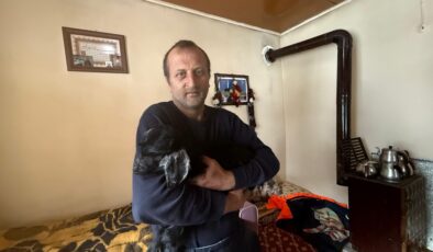 Gümüşhane’de felçli oğlak ‘Mıstık’a şefkatle bakıyor