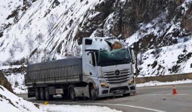 Gümüşhane’de tırın üzerine kaya düştü