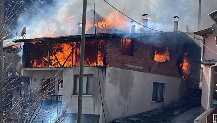 Gümüşhane’deki yangında 2 çatı ve 1 ambar kül oldu