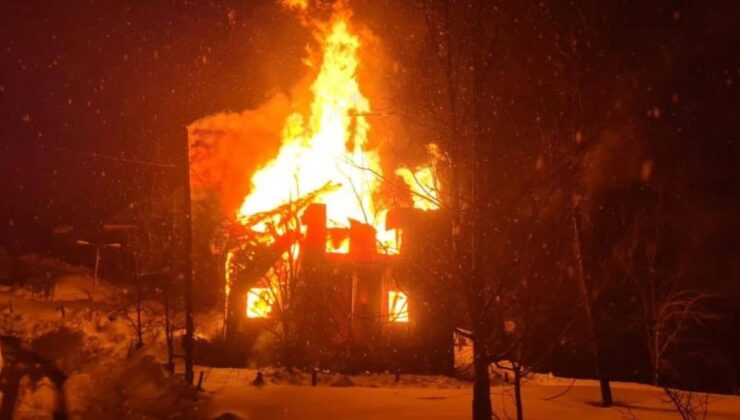 Gürcistan’daki tarihi Satsikhuri Camii’nde yangın çıktı