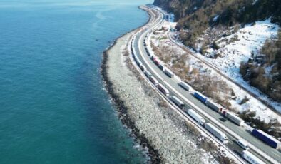 Gürcistan’daki yoğun kar yağışı nedeniyle Artvin’de uzun tır kuyrukları oluştu