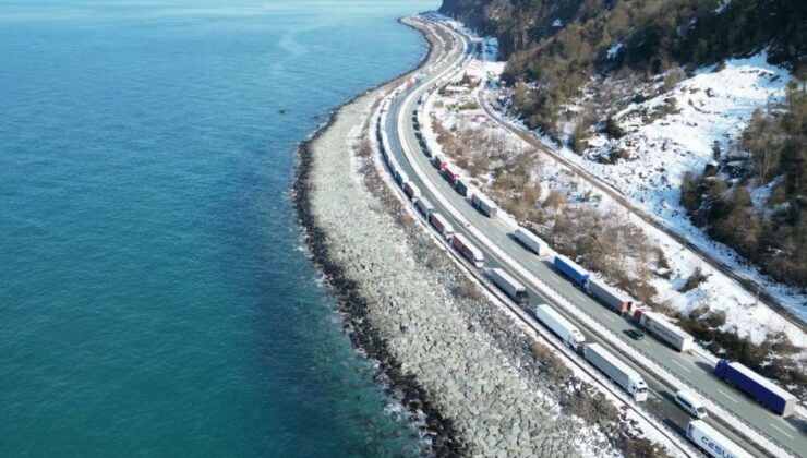 Gürcistan’daki yoğun kar yağışı nedeniyle Artvin’de uzun tır kuyrukları oluştu