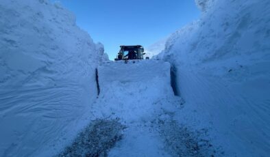 Hakkari’de kar 5 metreyi aştı: Yollar kapandı