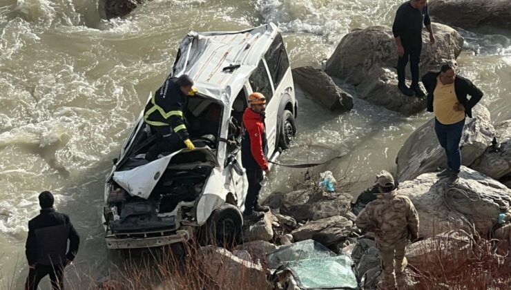 Hakkari’de Zap Suyu’na düşen hafif ticari aracın sürücüsü öldü