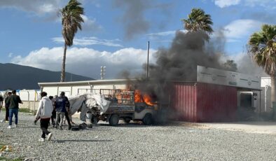 Hatay’da ekmek teknesi yanmasın diye alevlerle mücadele etti