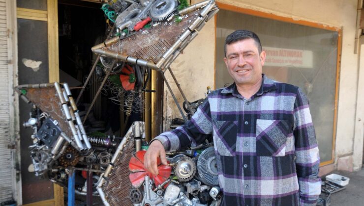 Hatay’da oto yedek parçaları ile yapay çimi birleştirip heykel yaptı