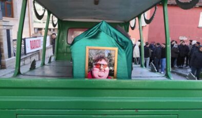 Hayatını kaybeden sosyal medya fenomeni Efecan Kültür’e veda