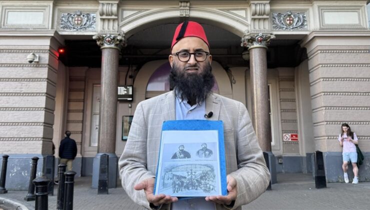 Hindu iken Müslüman olan rehber, İngiltere’de Türklerin ve Müslümanların izlerini sürüyor