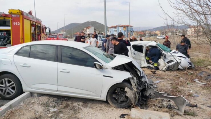 Isparta’da otomobiller kafa kafaya çarpıştı: 2 ölü
