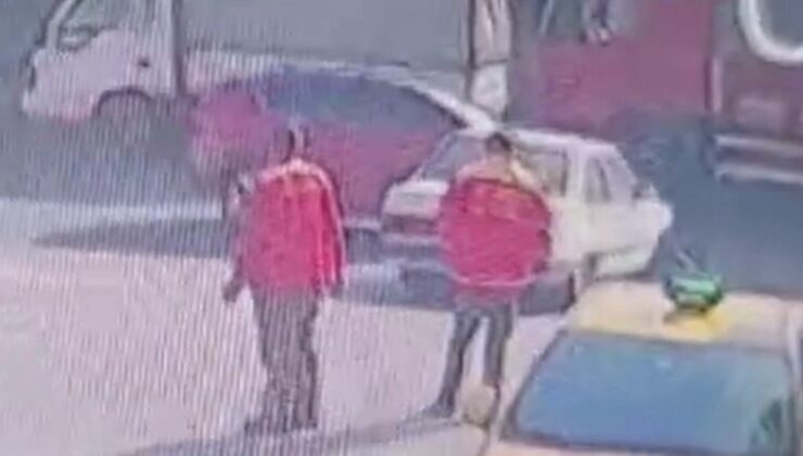 İstanbul Küçükçekmece’de çalışmayan arabayı iterken kaza yaptılar