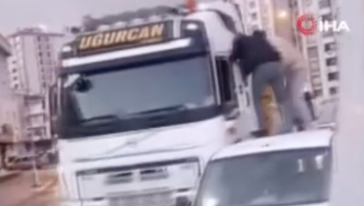 İstanbul trafiğinde yol verme kavgası: Tavana çıkıp saldırdılar