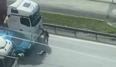 İstanbul’da çekiçle saldırdığı tırın altında ezilmekten son anda kurtuldu