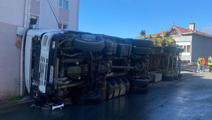 İstanbul’da freni patlayan demir yüklü tır devrildi: 1 yaralı