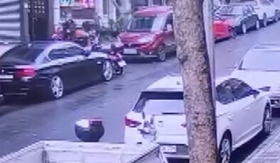 İstanbul’da yürürken üzerine direk devrildi