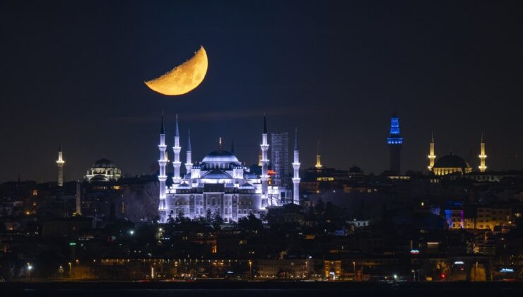 İstanbul’dan nefes kesen yarım ay kareleri