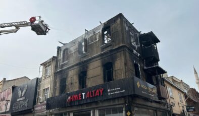 İzmir Kemeraltı Çarşısı’ndaki iş yerinde çıkan yangın
