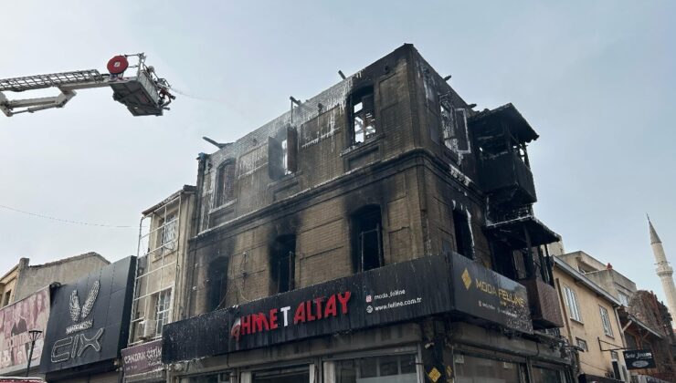 İzmir Kemeraltı Çarşısı’ndaki iş yerinde çıkan yangın