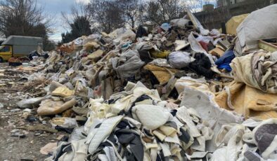 İzmir’de toplanmayan çöpler birikti: Esnaf isyan etti