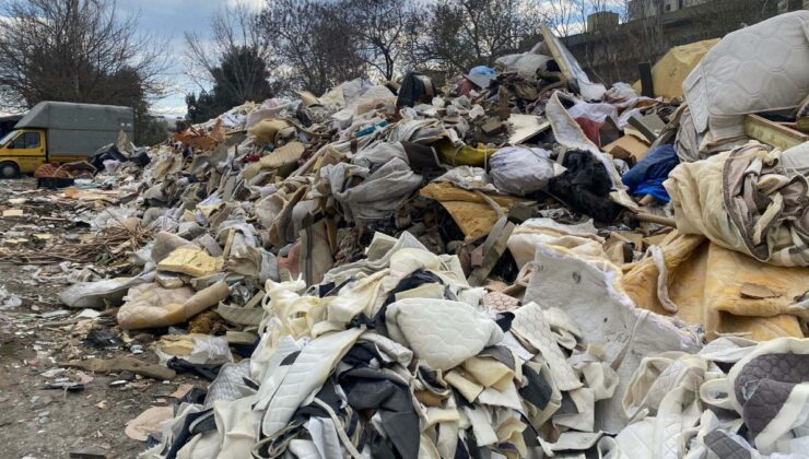 İzmir’de toplanmayan çöpler birikti: Esnaf isyan etti