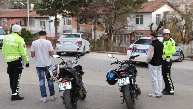 Karabük’te trafiği tehlikeye sokan motosiklet sürücüleri cezadan kaçamadı