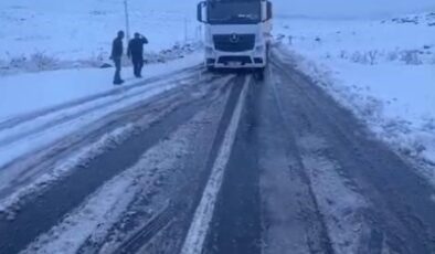 Kars-Ardahan yolunda kar yağışı etkili oldu