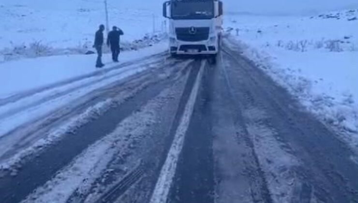 Kars-Ardahan yolunda kar yağışı etkili oldu