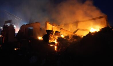 Kastamonu’da 3 ev yangında kullanılamaz hale geldi: 55 hayvan telef oldu