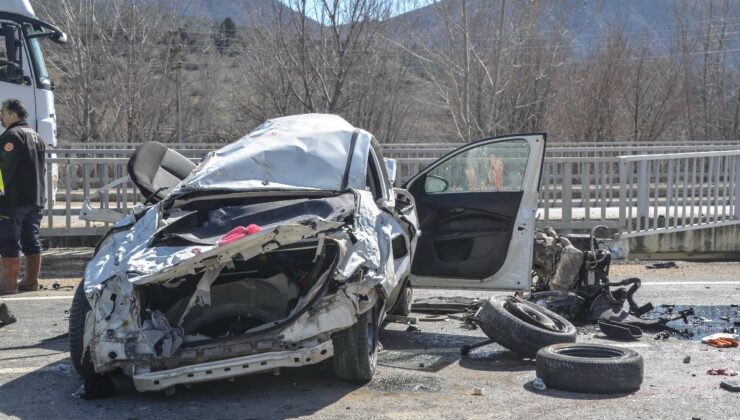 Kastamonu’da köprü korkuluklarına çarpan otomobilin sürücüsü öldü