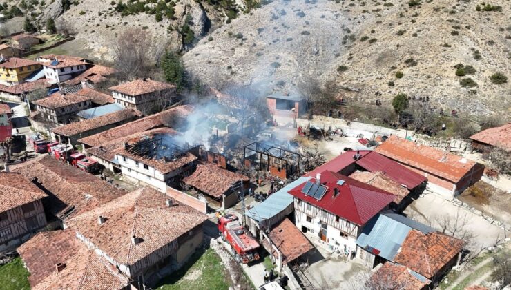 Kastamonu’da yangın: 2 ev, 2 depo ve 1 araç kül oldu