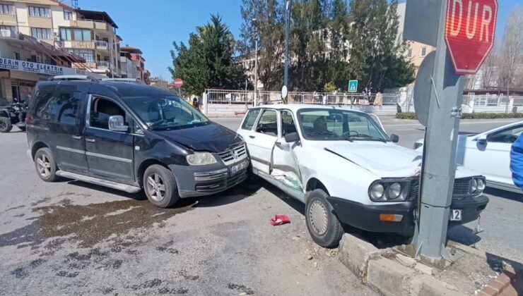 Kazadan yara almadan kurtuldu, aracında oturup üst üste sigara içti