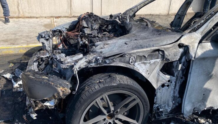 Kocaeli’de park halindeki otomobilden alevler yükseldi