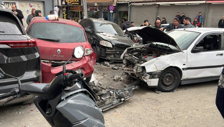 Kocaeli’de polisten kaçan sürücü, otomobiliyle motosiklete çarptı: 3 yaralı